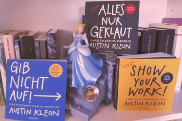 Bild, welches die Bücher: "GIB NICHT AUF", "SHOW YOUR WORK" und "ALLES NUR GEKLAUT" von Austin Kleon zeigt.