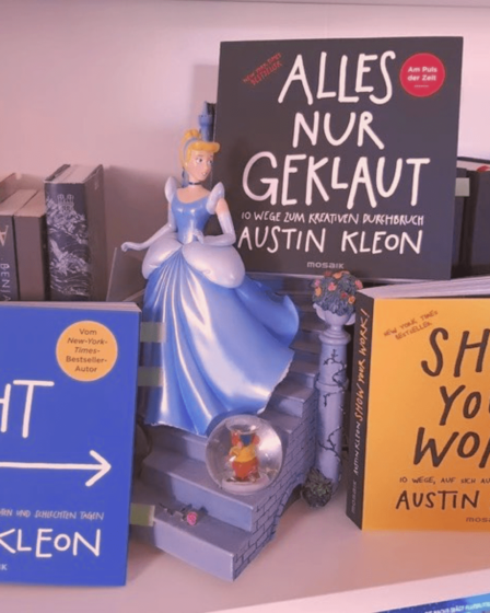 Bild, welches die Bücher: "GIB NICHT AUF", "SHOW YOUR WORK" und "ALLES NUR GEKLAUT" von Austin Kleon zeigt.
