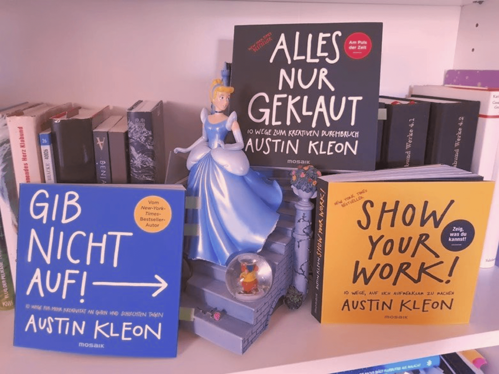 Bild, welches die Bücher: "GIB NICHT AUF", "SHOW YOUR WORK" und "ALLES NUR GEKLAUT" von Austin Kleon zeigt.