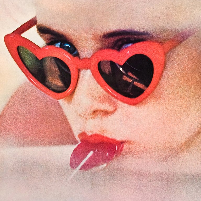 Filmposter von Lolita mit Lollipop und Herzchenbrille